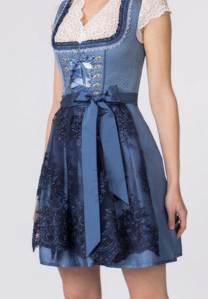 Traditionelles blaues Dirndl mit einem gemusterten Oberteil, Spitzenakzenten und einem strukturierten marineblauen Rock mit floralen Stickereien und einer Schleife.