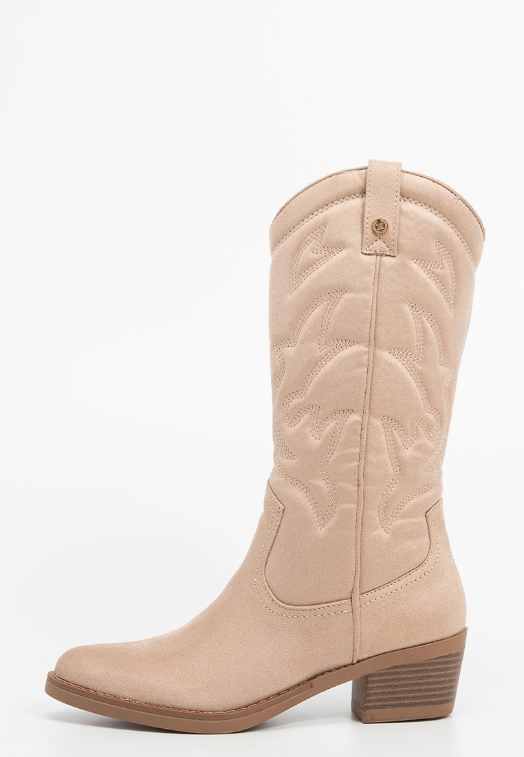 Bota de vaquero de ante beige hasta la mitad de la pantorrilla, con costuras decorativas, tirador, punta redonda y tacón de bloque apilado.