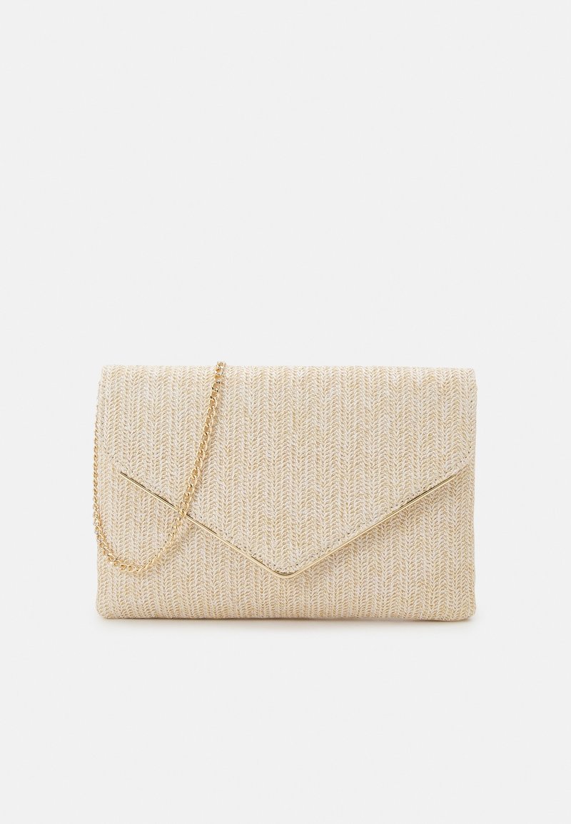 Pochette enveloppe tissée beige avec un bord doré sur le rabat et une fine bandoulière chaîne dorée sur un fond uni.