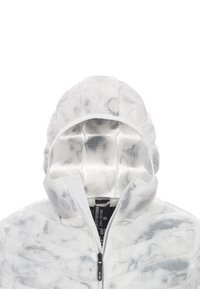 Veste blanche matelassée avec capuche, présentant un motif à carreaux et une texture brillante. Comprend une fermeture éclair à l'avant et une étiquette de marque interne.