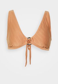 Top de bikini em formato de sutiã na cor laranja clara, com um padrão ondulado texturizado, decote em V e um anel metálico central com detalhe de laço nas costas.