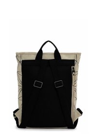 Beige reppu, jossa musta pehmustettu selkäosa, säädettävät olkahihnat, yläkahva ja geometrinen musta viivakuosi sivuilla.