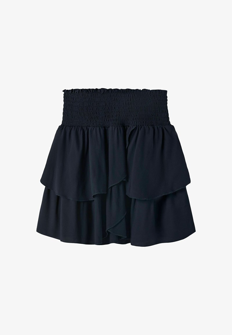 Zwarte gelaagde minirok met geplooide elastische tailleband en gerafelde overlappende stofpanelen.