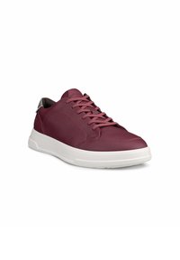 Μπορντό χαμηλό sneaker με κορδόνια μπροστά, λείο δερμάτινο πάνω μέρος, λευκή λαστιχένια σόλα και γκρι ταμπέλα στις φτέρνες πάνω σε λευκό φόντο.