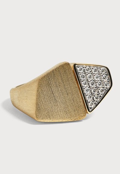 Bague en or de forme trapézoïdale, moitié métal texturé et moitié sertie de petites pierres claires étincelantes en rangées.