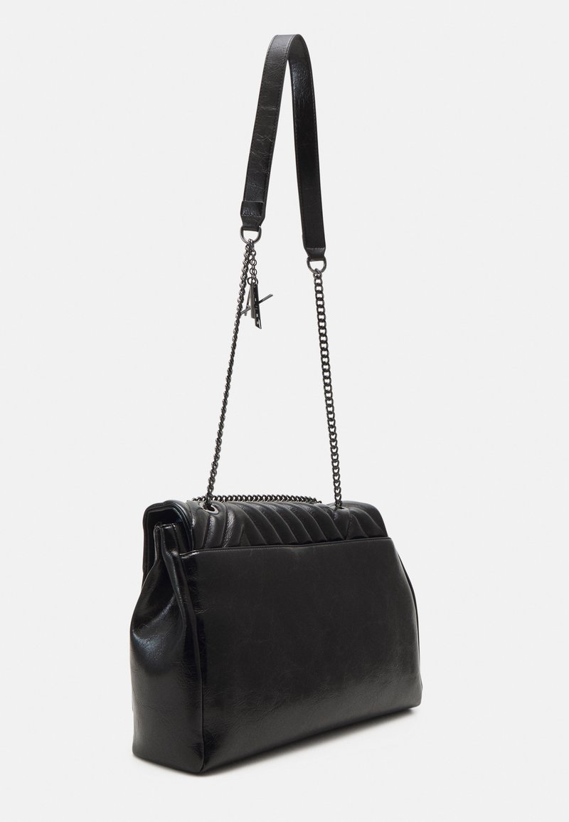 Borsa in pelle nera con frontale trapuntato, base piatta e tracolla con dettagli in catena. Texture liscia con una silhouette strutturata.