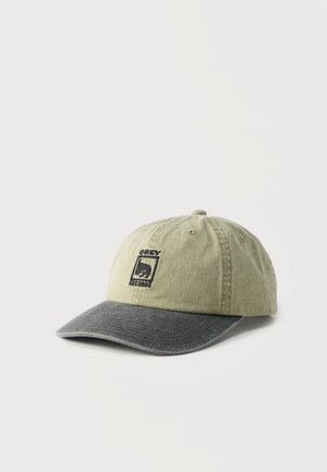 Tofarvet baseballkasket med olivengrøn krone, mørkegrå buet skygge og sort "OBEY RECORDS"-logo broderet på fronten.