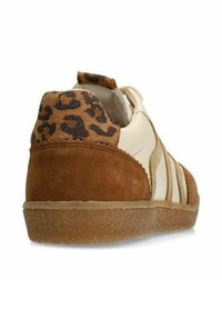 Sneaker mit einem Obermaterial aus beigem Leder, braunen Wildleder-Akzenten und einer Leopardenmuster-Ferse. Gummisohle mit beigen und braunen Farbelementen.