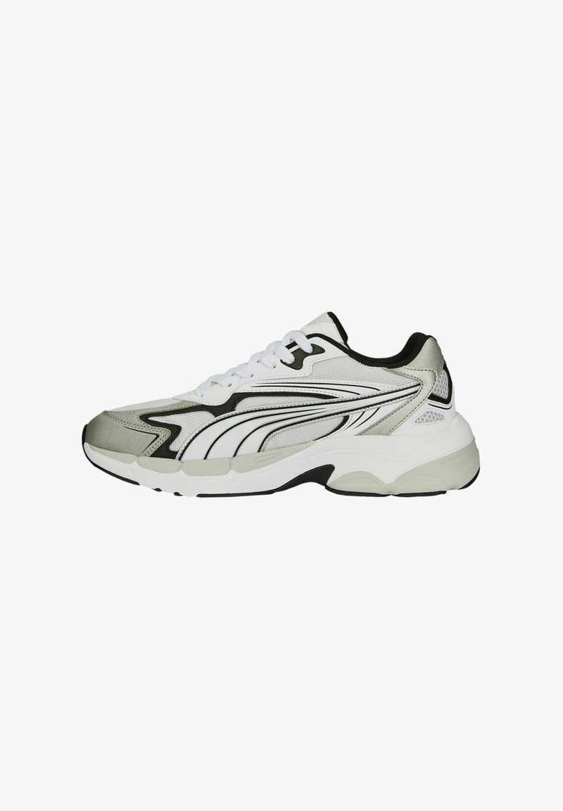 Sneaker in rete e sintetico con un design elegante. Presenta accenti bianchi, neri e metallici, suola spessa e linee curve sulla tomaia.