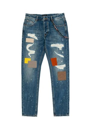 Jeans in denim blu con una vestibilità slim, caratterizzati da toppe strappate, dettagli in tessuto multicolore e sottili schizzi di vernice sulle gambe.