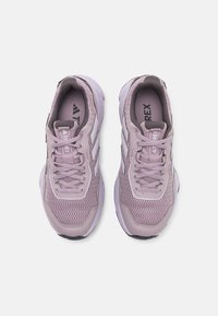 Adidas Terrex TRACEFINDER TRAIL RUNNING SHOES - Løpesko for mark - preloved fig/silver dawn/aurora black