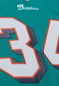 Maillot de sport teal avec le logo "Dolphins". Présente un grand "30" blanc avec des accents orange et gris, un tissu texturé et des coutures contrastées.