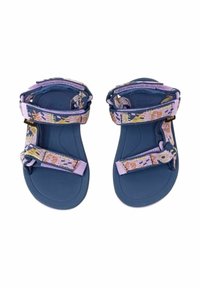 Sandalias azules y lavanda con correas estampadas y cierres de velcro ajustables. Suela texturizada para agarre y comodidad. Material sintético ligero.