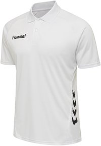Hvid polo-shirt lavet af glat stof, med et sort logo på brystet og sorte chevron-mønstre på siderne. Korte ærmer og standard krave.