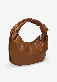 Bolso hobo de cuero trenzado marrón con un asa anudada y cierre de cremallera. Presenta un pequeño charm decorativo. Textura suave con un acabado brillante.