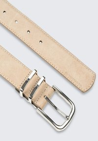Lichtbeige suède riem met een gepolijste zilveren rechthoekige gesp en twee prongs. Beschikt over meerdere gaten voor verstelbare maatvoering.