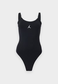 Μαύρο ολόσωμο μαγιό με φαρδιές τιράντες και λευκό λογότυπο Jumpman στο κέντρο του στήθους, σε μονόχρωμο φόντο.