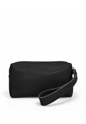 Trousse de toilette en cuir noir texturé de forme rectangulaire avec sangle de poignet sur fond blanc.