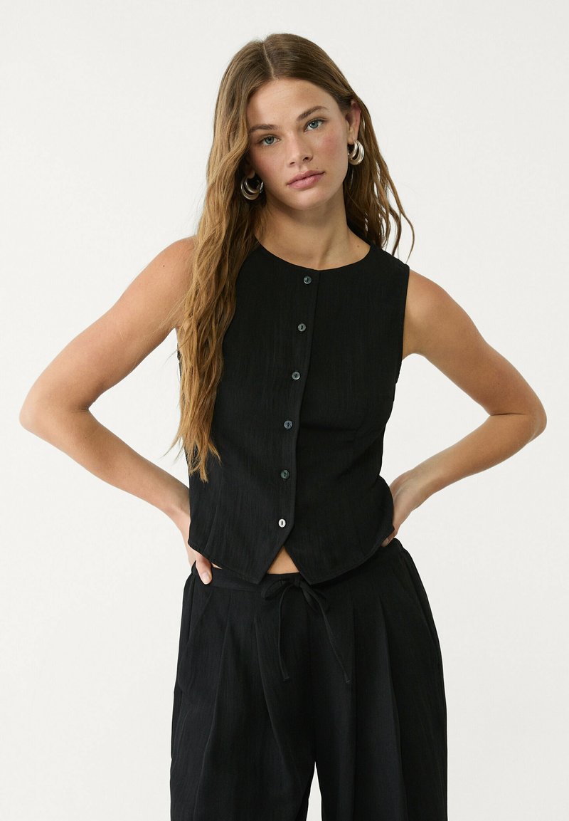 Stradivarius - TEXTURED WITH BUTTONS - Brezrokavnik - black, Povečajte