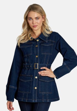 Giacca di jeans blu scuro con chiusura a bottoni, cintura in vita e quattro tasche frontali. Presenta colletto a punta e maniche lunghe con dettagli cuciti.