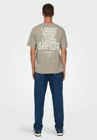 Only & Sons ONSPEANUTS RLX SS  - T-shirt con stampa - vintage khaki