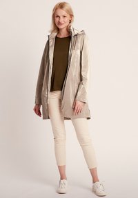 Breal GERADE GESCHNITTENER MIT WASSERABWEISENDER KAPUZE - Parka - beige