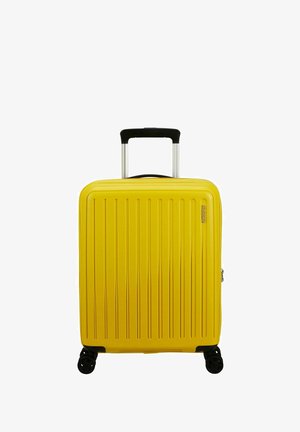 Geel harde koffer met verticale ribbels, uitschuifbare handgreep en vier zwarte wielen voor mobiliteit. Ritssluiting aan de zijkant.