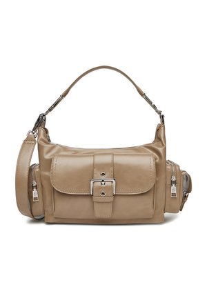 Borsa a tracolla in pelle beige con pattina anteriore con fibbia, due tasche laterali con cerniera, tracolla staccabile e manico arcuato.