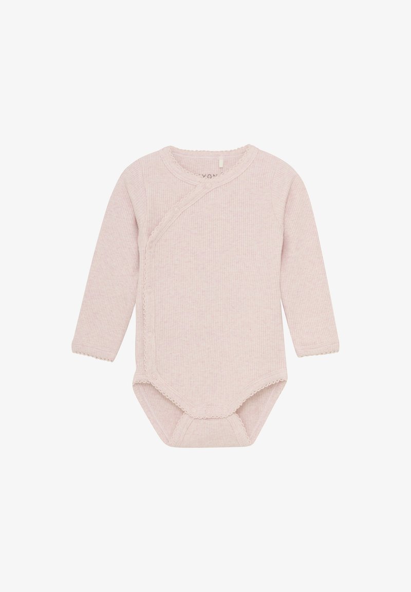 Jasnoróżowy body z długim rękawem wykonane z ribbowanej tkaniny. Posiada krój kopertowy z zapięciem na zatrzaski oraz delikatnymi falbaniastymi krawędziami.