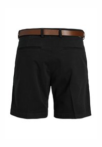 Pantaloni corti neri in cotone con due tasche posteriori, dotati di una cintura in pelle marrone. La vita è liscia e il tessuto ha una texture semplice.