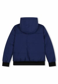Chaqueta acolchada de color azul marino con capucha, que presenta secciones acolchadas y puños elásticos. El material parece suave y resistente al agua.
