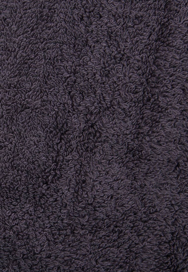 Dunkelgraues Textiltuch mit einer weichen, plüschigen Oberfläche. Das Material wirkt weich, hat eine dichte, saugfähige Eigenschaft und eine einheitliche Farbe.