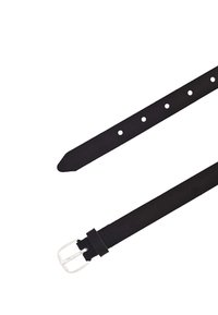 Ceinture en cuir noir avec une boucle rectangulaire en argent et plusieurs trous régulièrement espacés pour un ajustement de taille.