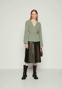 Vero Moda Tall VMALVA WRAP - Blūze - laurel wreath