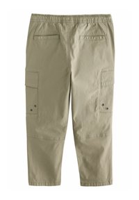 Pantaloni cargo color khaki con cintura elastica, molteplici tasche laterali e dettagli di cucitura. Tessuto leggero, lunghezza cropped.