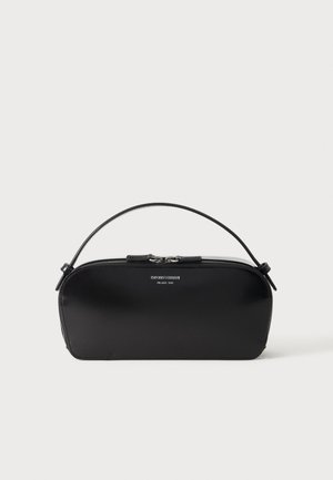 Petit sac bracelet en cuir noir avec fermeture éclair argentée et poignée courte, logo Emporio Armani Milano 1981 embossé sur le devant.