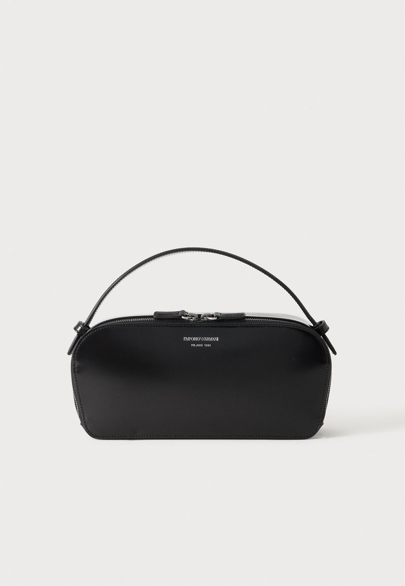 Petit sac bracelet en cuir noir avec fermeture éclair argentée et poignée courte, logo Emporio Armani Milano 1981 embossé sur le devant.