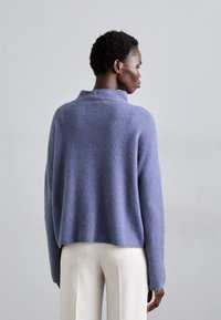 Filippa K MIKA FUNNELNECK Jumper dusty blue/light blue