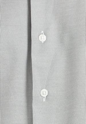 Tessuto a righe verticali grigie e bianche con una consistenza liscia, dotato di un bottone bianco e di una pattina lungo il centro.