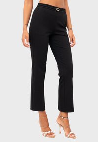 Zwarte tailleurbroek met een slim fit, voorzien van een geplooide tailleband en een decoratieve gouden hardware-accent. Glad, rekbaar materiaal.