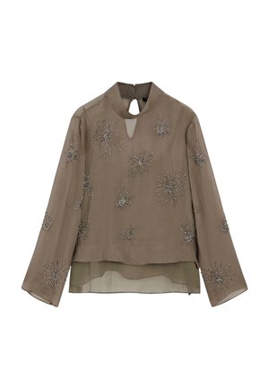 Brun bluse med lange ærmer og nøglehulshalsudskæring, pyntet med sølv perledekorerede stjernemønstre, lagdelt design og transparent stof.