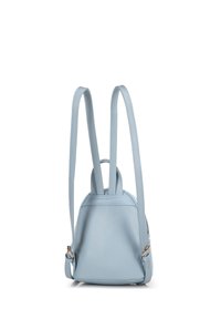 Mochila de imitación cuero azul claro con correas ajustables, forma redondeada y herrajes en tono dorado. Presenta una textura suave y un diseño minimalista.