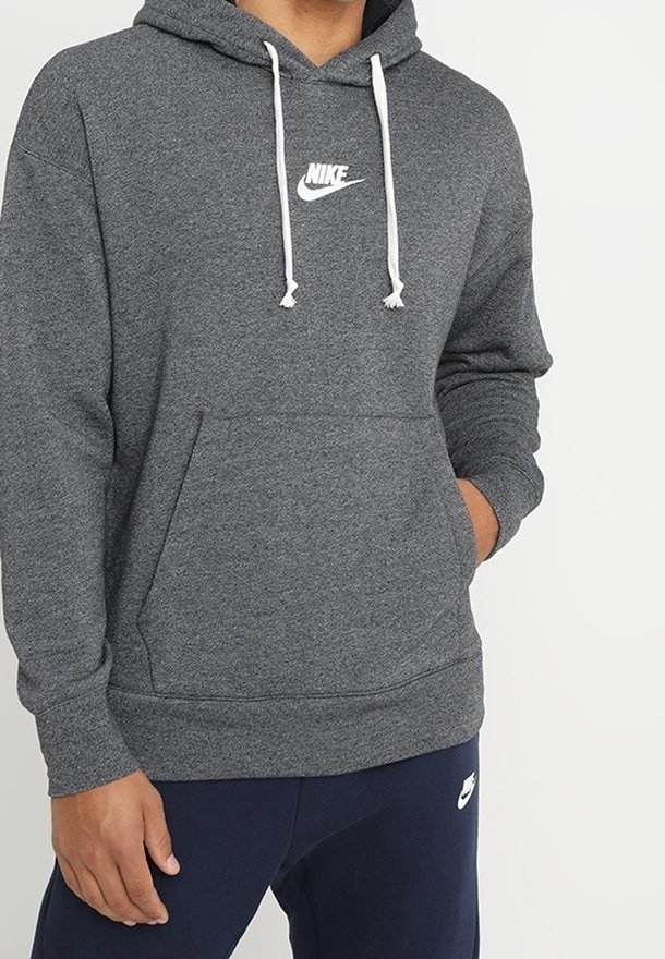 Grå hoodie i mjukt tyg, med kängurufickor, vitt Nike-logotyp på bröstet, och justerbara snören på huvan.
