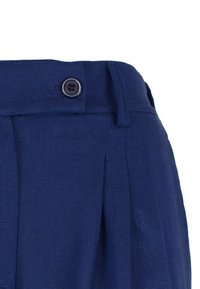 Navyblauwe linnen broek met een enkele knoopsluiting, geplooid front en riemlussen. Glad materiaal met een getailleerde pasvorm.