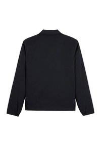 Veste noire à manches longues avec poignets élastiques et un col court montant vue de dos sur fond blanc.