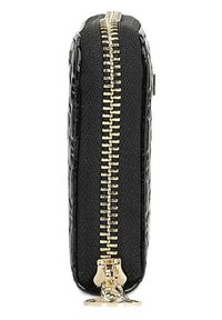 Musta rahakott, millel on tekstureeritud välimus, sujuva krokodillikujundusega, kuldse tõmbluku ja elegantse ristkülikukujuga.