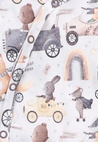 Tissu en coton orné d'illustrations d'animaux ludiques dans des tons atténués. Le design inclut des voitures, un arc-en-ciel et divers motifs fantaisistes.