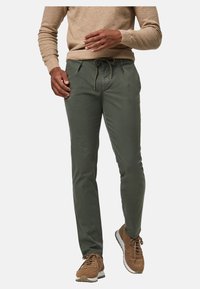 Pantalons verts en tissu léger, dotés d'une taille élastique à cordon, de jambes fuselées et de plis avant subtils.