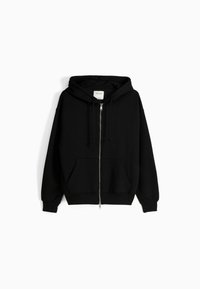 Felpa nera con zip, dotata di tasche frontali, cappuccio con lacci e polsini e fondo a coste, presentata su uno sfondo bianco.
