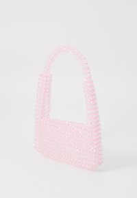 Permatomas rožinis rankinukas, pagamintas iš perlo primenančio medžiagos, turintis stačiakampio formą ir tvirtą rankeną. Lygi tekstūra su blizgiu paviršiumi.